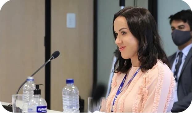 Renata Daguiar em reunião do FNDE